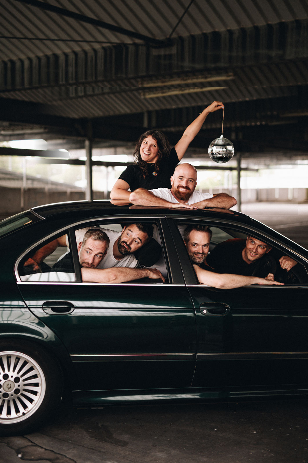Diskoschorle Deluxe im Auto im Parkhaus