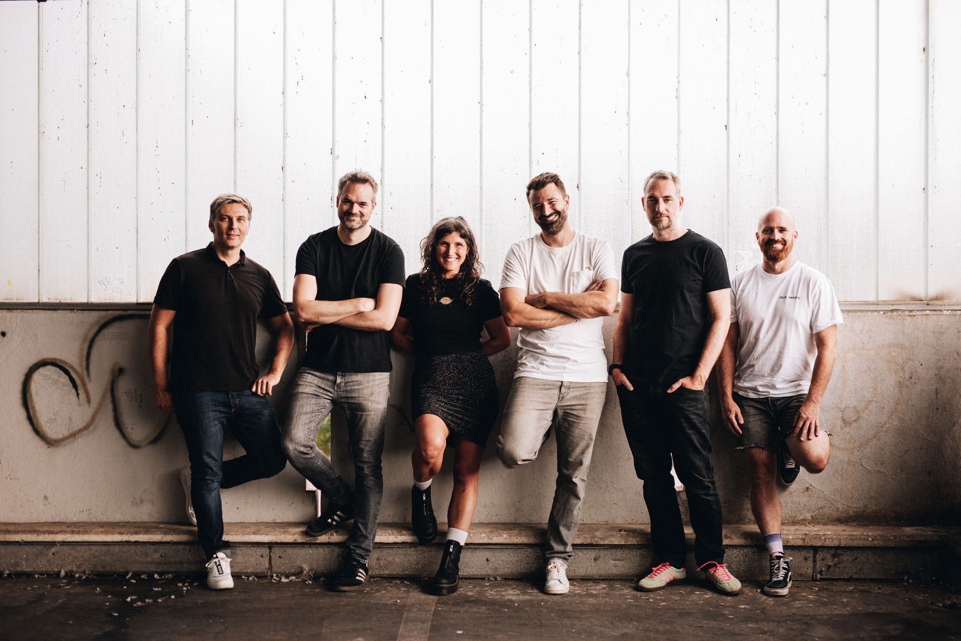 Diskoschorle Deluxe – die ganze Band an der Wellblechwand