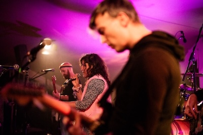 Thumbnail: Diskoschorle Deluxe live - Andi, Lisa und Georg auf der Bühne