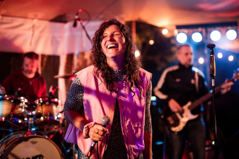 Diskoschorle Deluxe live auf der Bühne – Lisa am Gesang