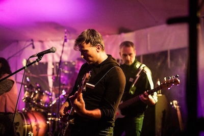 Thumbnail: Diskoschorle Deluxe live auf der Bühne - Georg an der Gitarre und Sven am Bass