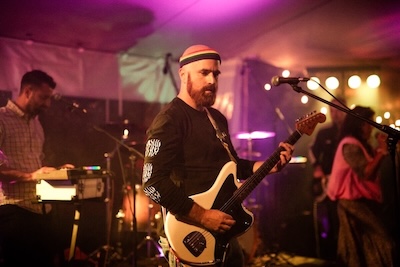 Thumbnail: Diskoschorle Deluxe live auf der Bühne - Andi the Menace mit Regenbogen-Stirnband