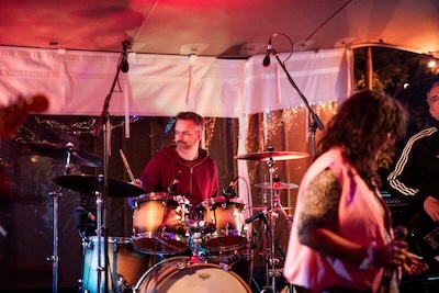 Thumbnail: Diskoschorle Deluxe live auf der Bühne - Meister Jan an den Drums