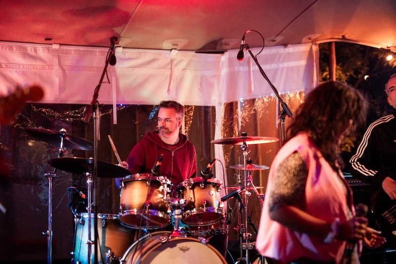 Diskoschorle Deluxe live – Meister Jan an den Drums